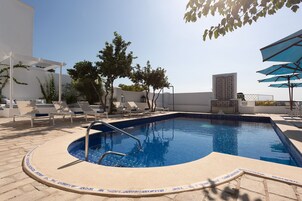 室外游泳池 ，日光浴躺椅