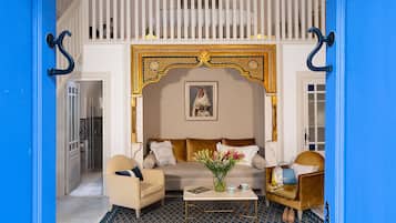 Quarto (Luxe) | Área de estar | TV LCD