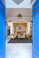 Room (Luxe) | Living area | LCD TV