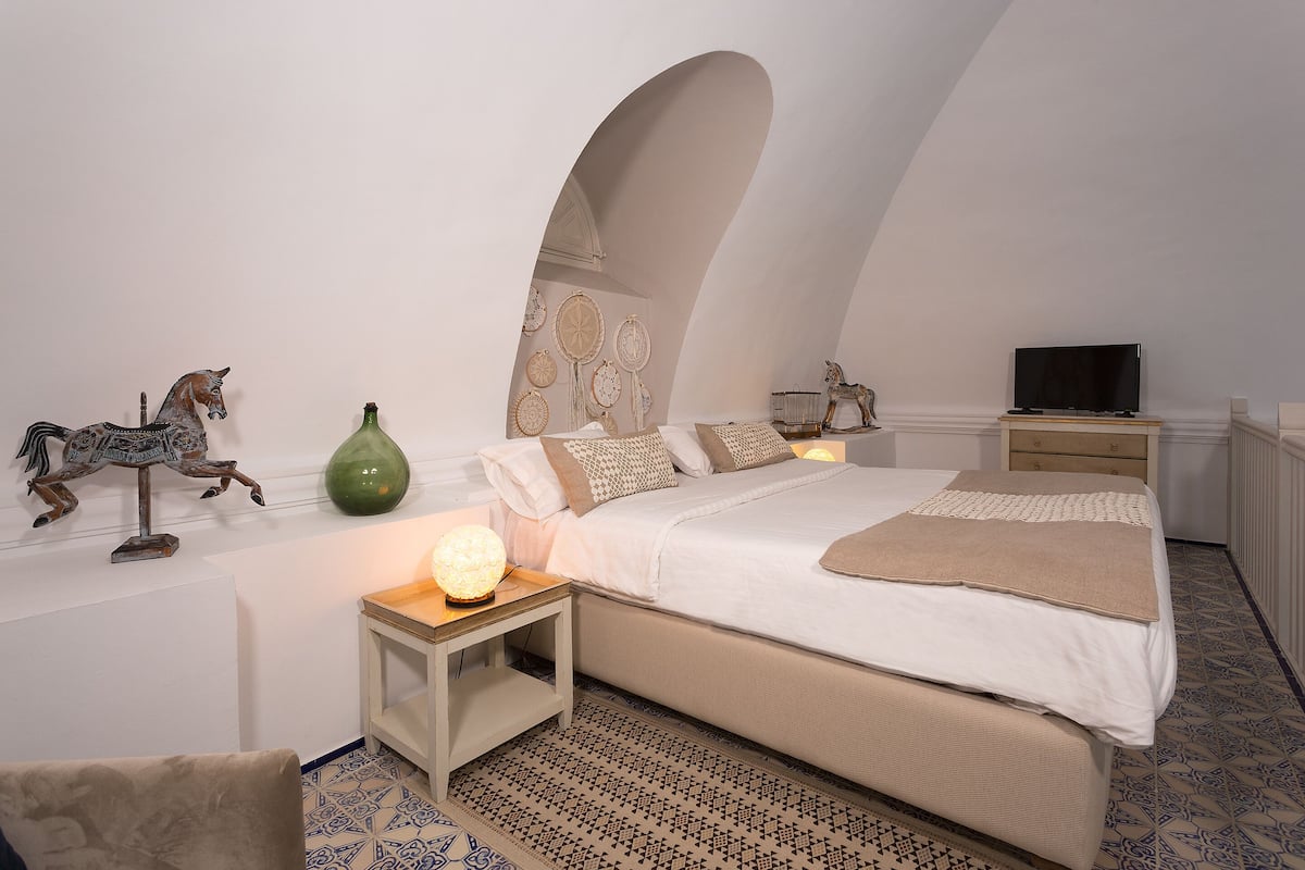 room (luxe) | premium bedding, minibar, in-room safe, individually decorated