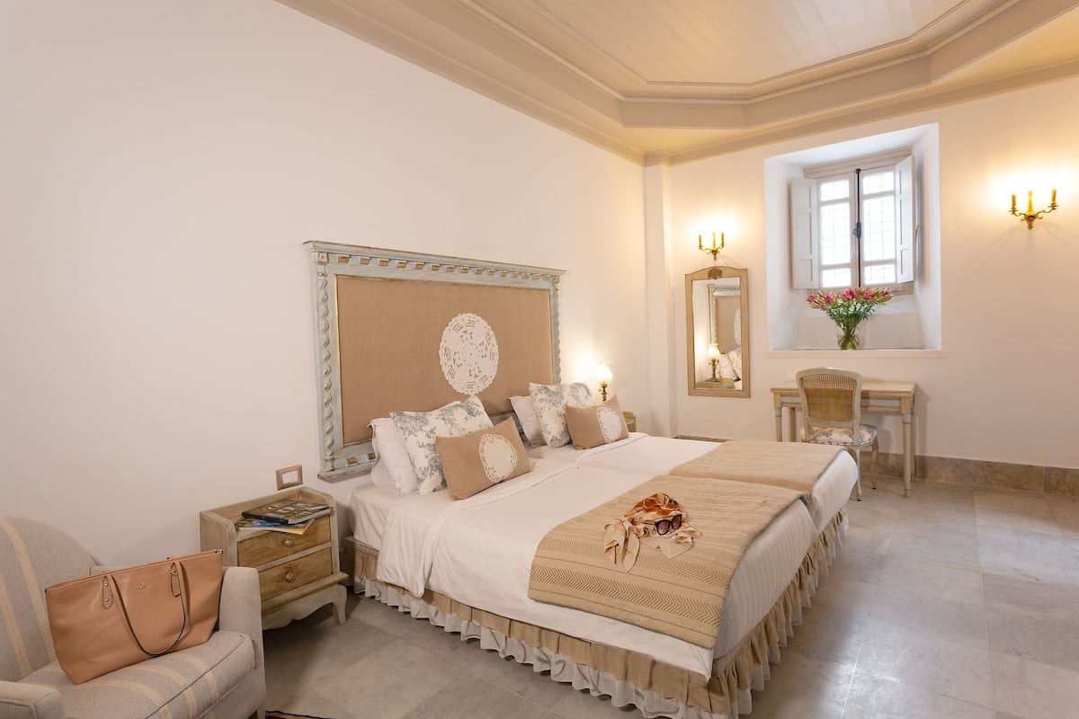 Ropa de cama de alta calidad y minibar 