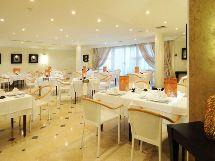 2 restaurants, serveren ontbijt, lunch, diner, internationale gerechten