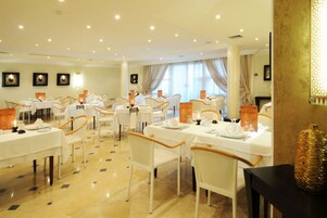 2 restaurantes; se sirve desayuno, almuerzo y cena; cocina internacional