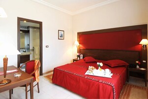 Escritorio, cortinas blackout y tabla de planchar con plancha 