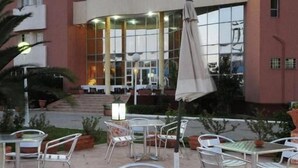2 من المطاعم؛ يتم تقديم الإفطار، والغداء، والعشاء 