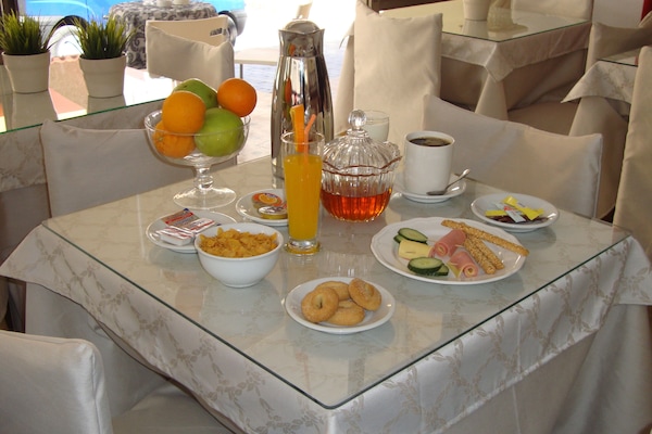 Petit déjeuner buffet (11 EUR par personne)