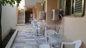 Ropa de cama de alta calidad, caja fuerte, escritorio y cortinas opacas