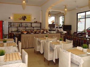 Tägliches Frühstücksbuffet (11 EUR pro Person)