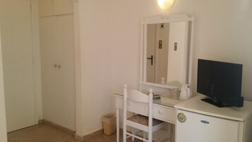 Ropa de cama de alta calidad y caja de seguridad en la habitación 