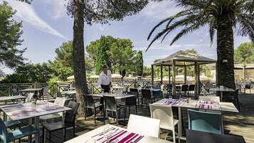 Melayani sarapan, makan siang, dan makan malam