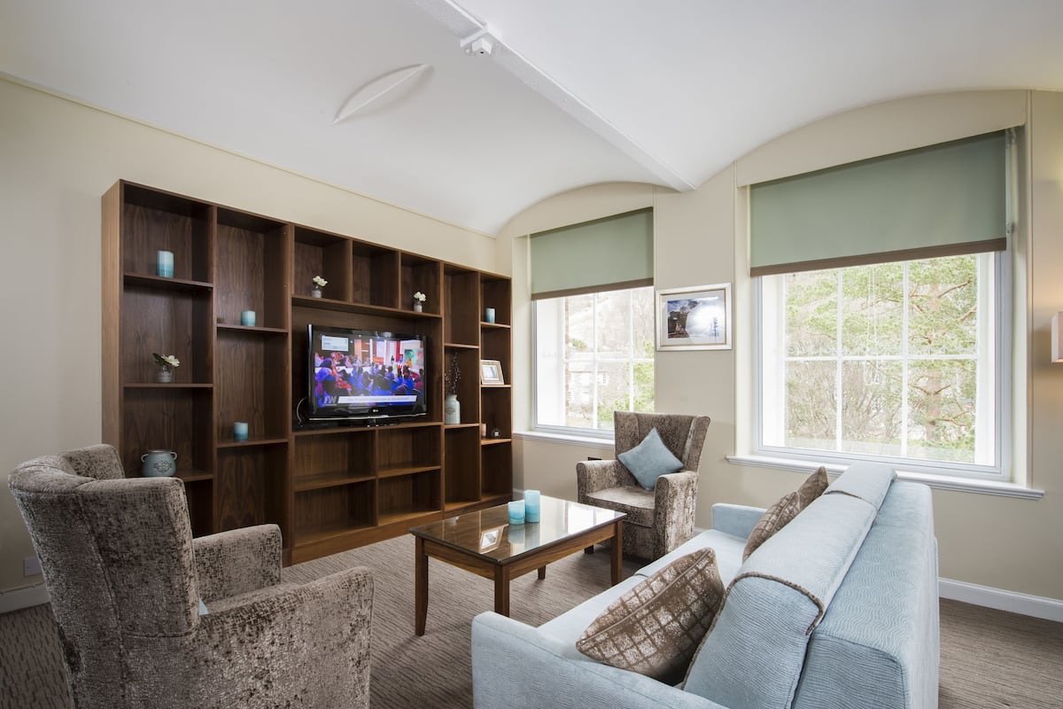 suite | desk, iron/ironing board, free wifi, bed sheets