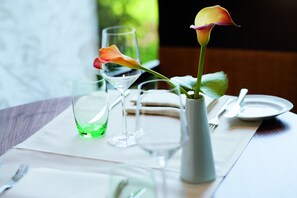 Phục vụ bữa sáng, bữa trưa, bữa tối, nhìn ra vườn 