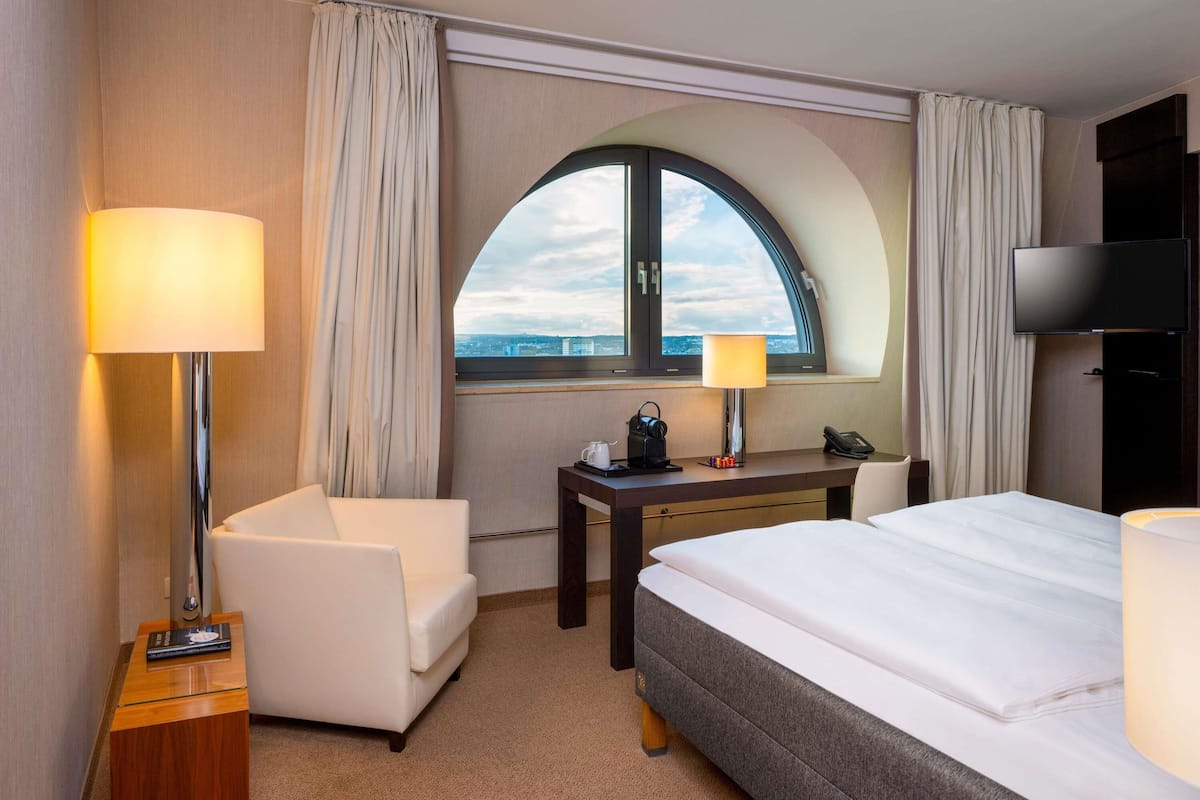 Room, 1 King Bed (Sleep) | Hypo-allergenic bedding, pillowtop beds, in-room safe, desk