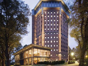 Breakfast, lunch, dinner served; garden views 