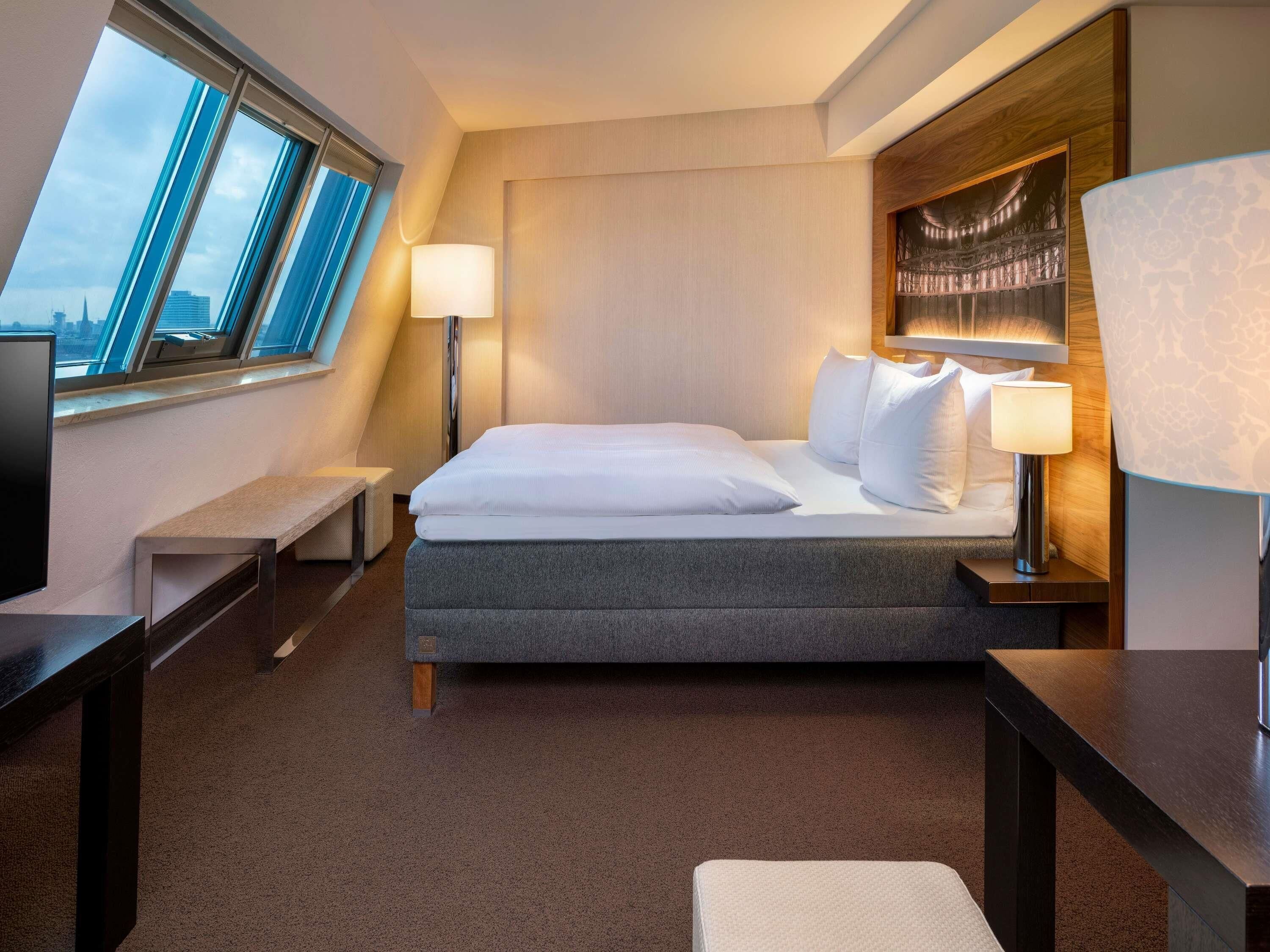 Junior Suite, 1 King Bed | Hypo-allergenic bedding, pillowtop beds, in-room safe, desk