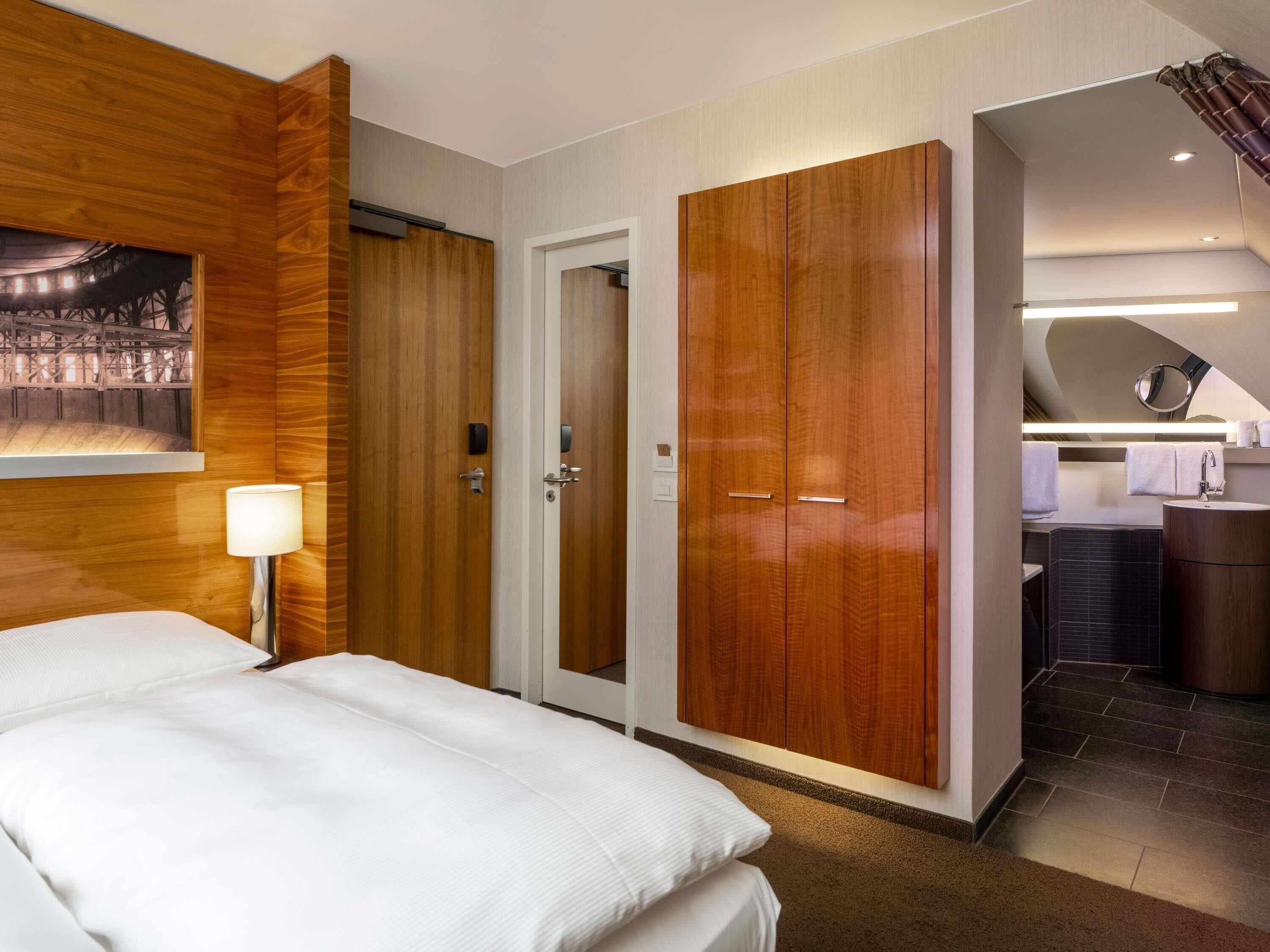 Premium Room, 1 Queen Bed | Hypo-allergenic bedding, pillowtop beds, in-room safe, desk