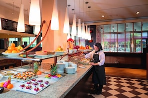 Desayuno buffet diario (EUR 32.00 por persona)