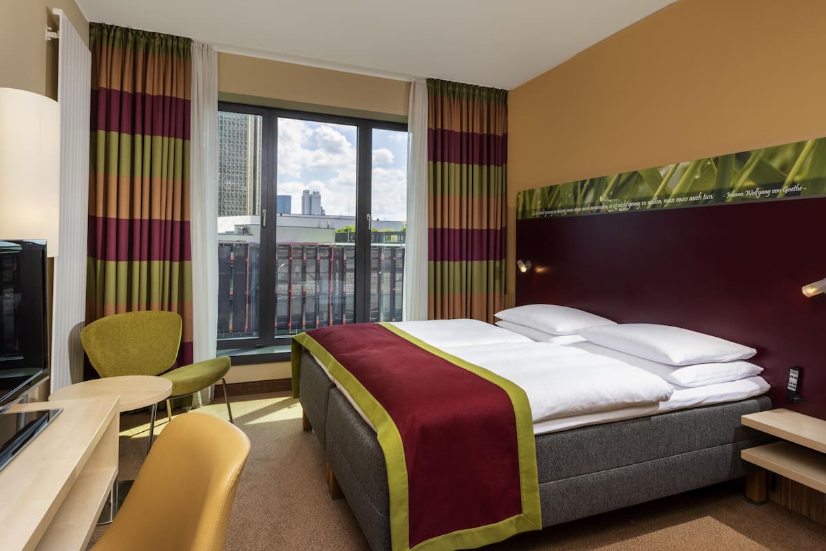 Hypo-allergenic bedding, Select Comfort beds, in-room safe, desk