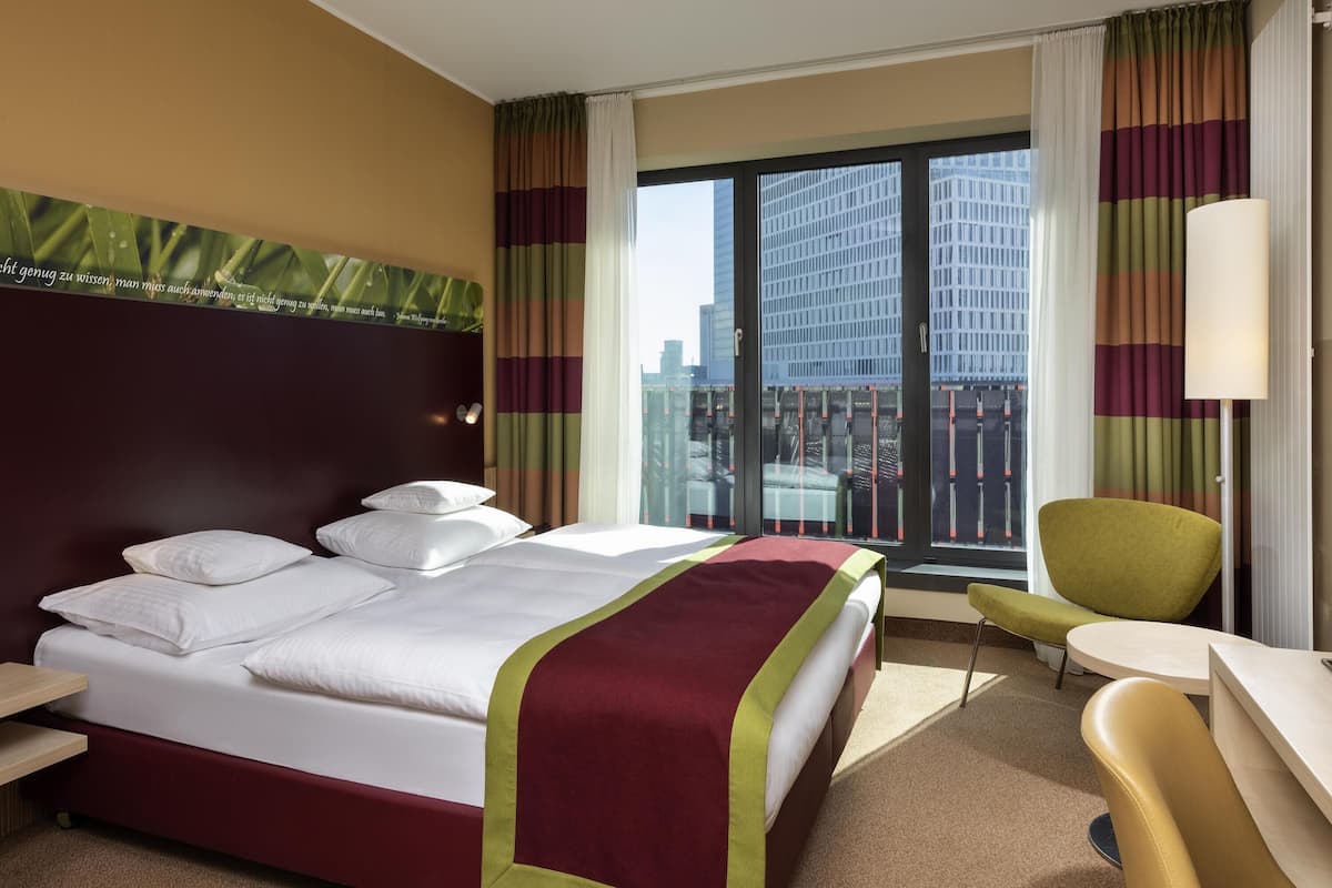 Classic Room, 1 King Bed | Hypo-allergenic bedding, Select Comfort beds, in-room safe, desk