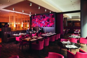 Breakfast, lunch and dinner served - Mövenpick Hotel Frankfurt City (Frankfurt)