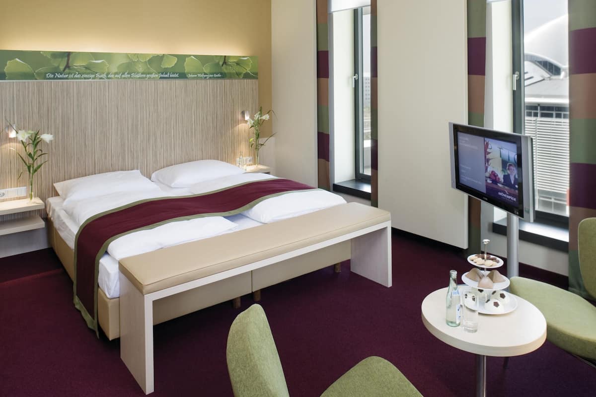 Suíte júnior, 1 cama King | Roupas de cama antialérgicas, camas Select Comfort, cofres nos quartos