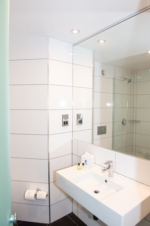 Bathroom shower - Best Western Appleby Park Hotel (Swadlincote)