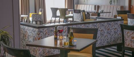 Un restaurant doté d’un bar, de banquettes et proposant différents types de sièges.