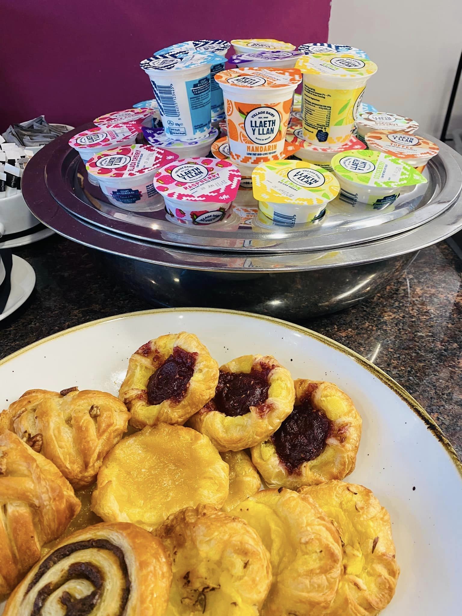 daily cooked-to-order breakfast (gbp 12.95 per person)