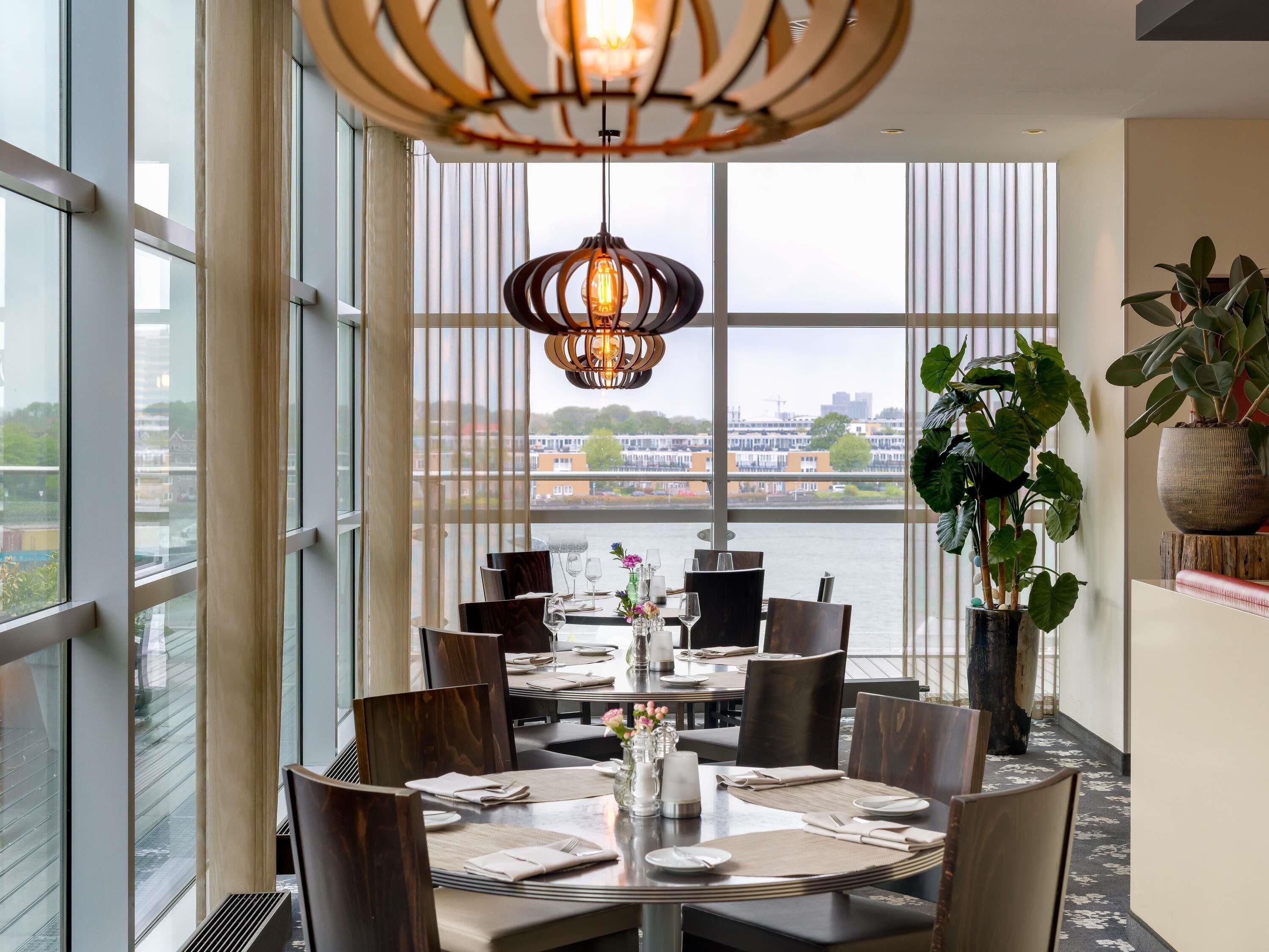 Serveert ontbijt, lunch, diner, internationale gerechten, buitendiner 