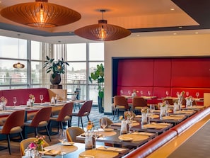 Breakfast and dinner served - Mövenpick Hotel Amsterdam City Centre (Amsterdam)