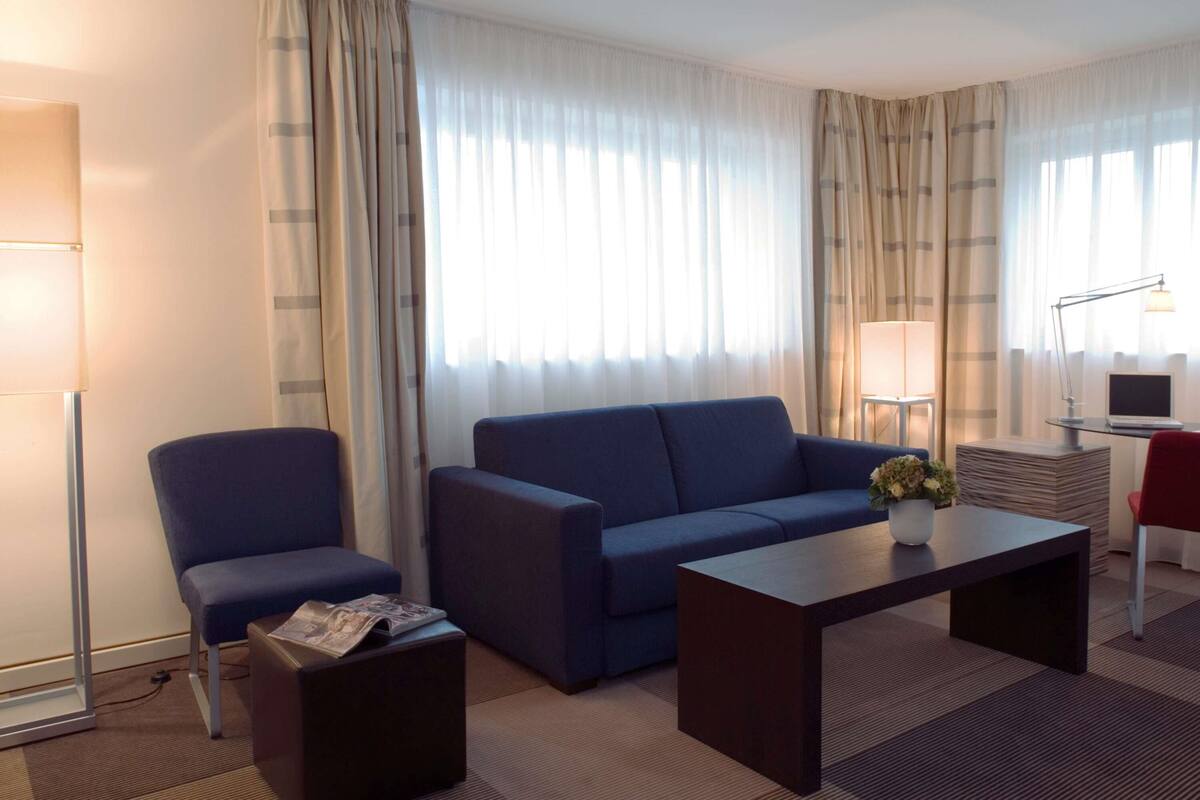 Suite, 1 cama de matrimonio grande | Ropa de cama hipoalergénica, caja fuerte, escritorio