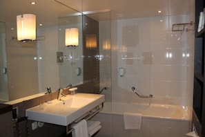Eco-friendly toiletries, hair dryer, towels, soap - Mövenpick Hotel Amsterdam City Centre (Amsterdam)