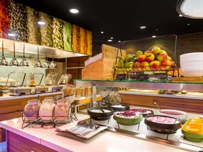 Daily buffet breakfast for a fee - Mövenpick Hotel Amsterdam City Centre (Amsterdam)