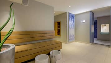 Ein modernes Badezimmer mit einer Holzbank, einem wandmontierten Waschbecken und einem großen abstrakten Wandbild.