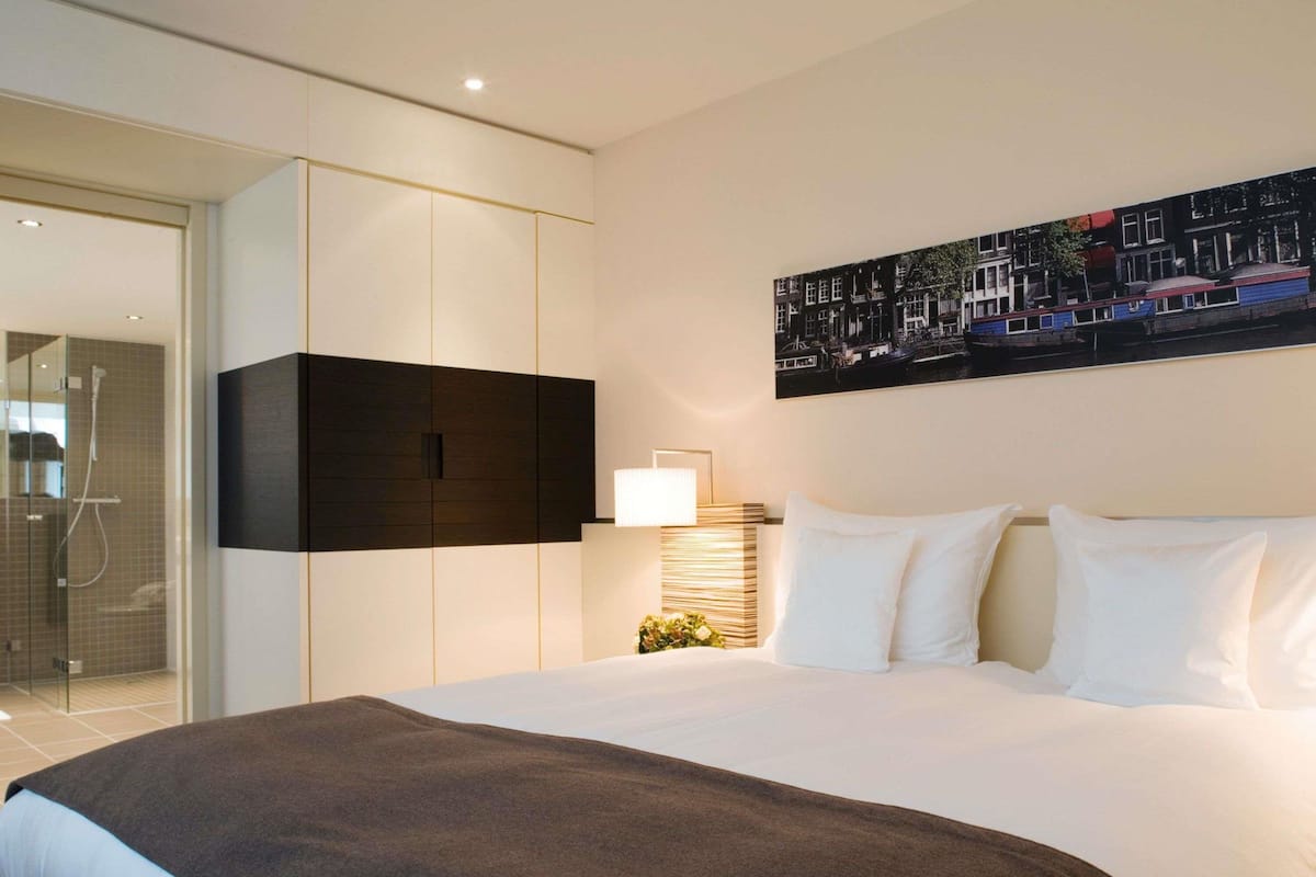 Suite, 1 King Bed | Hypo-allergenic bedding, in-room safe, desk, laptop workspace