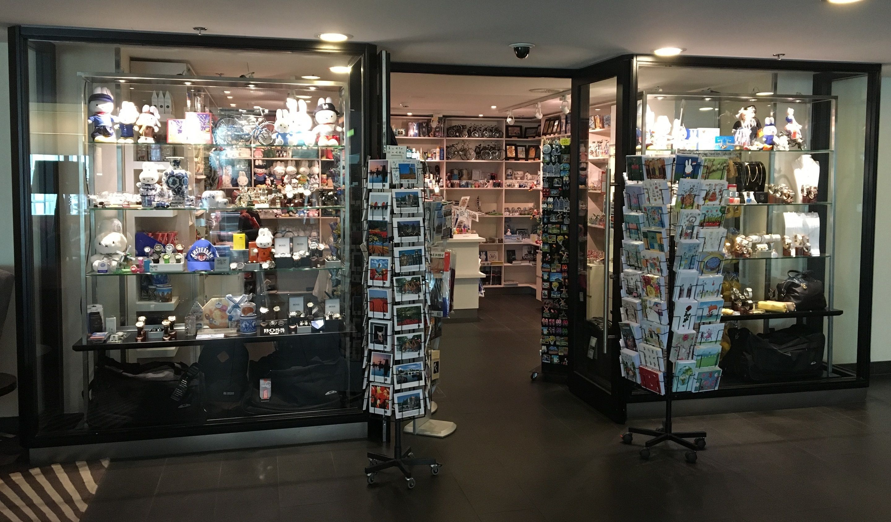 Un magasin dont les vitrines, faites de verre, exposent une variété d’articles, notamment des jouets et des objets de collection.