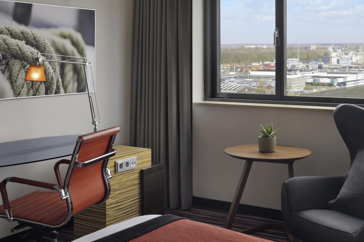 Hypo-allergenic bedding, in-room safe, desk, laptop workspace