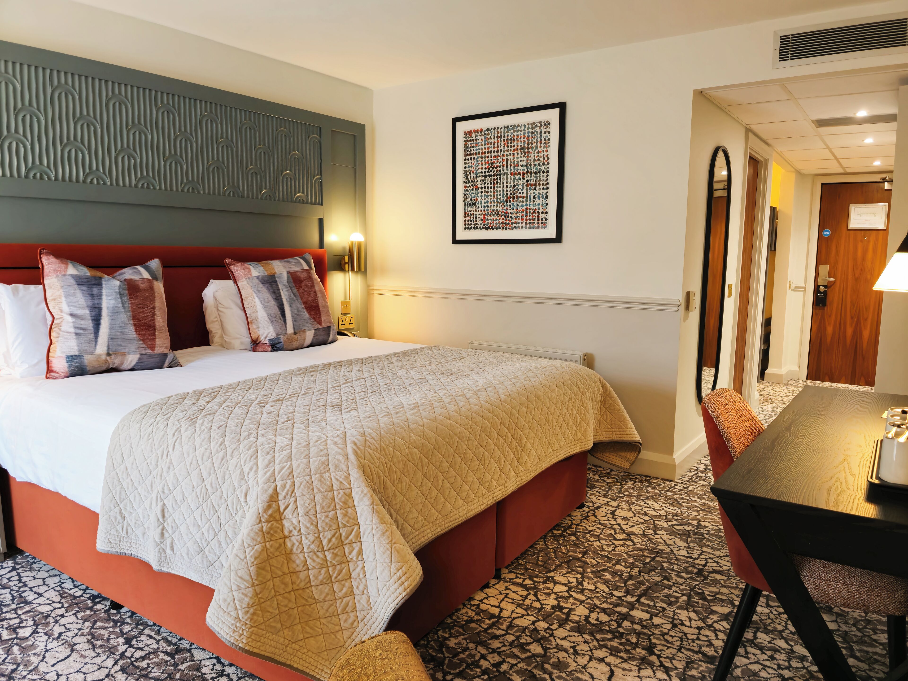 Työpöytä, kannettavalle tietokoneelle sopiva työtila