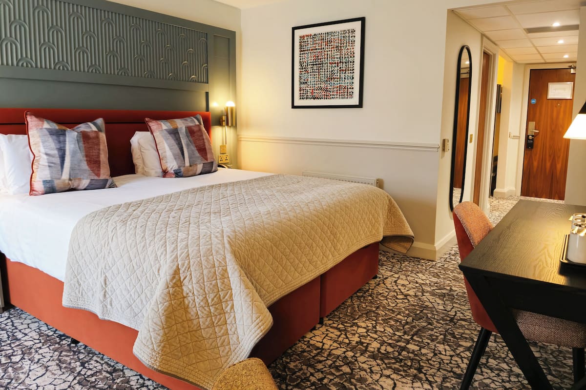 Schreibtisch, laptopgeeigneter Arbeitsplatz, kostenlose Babybetten