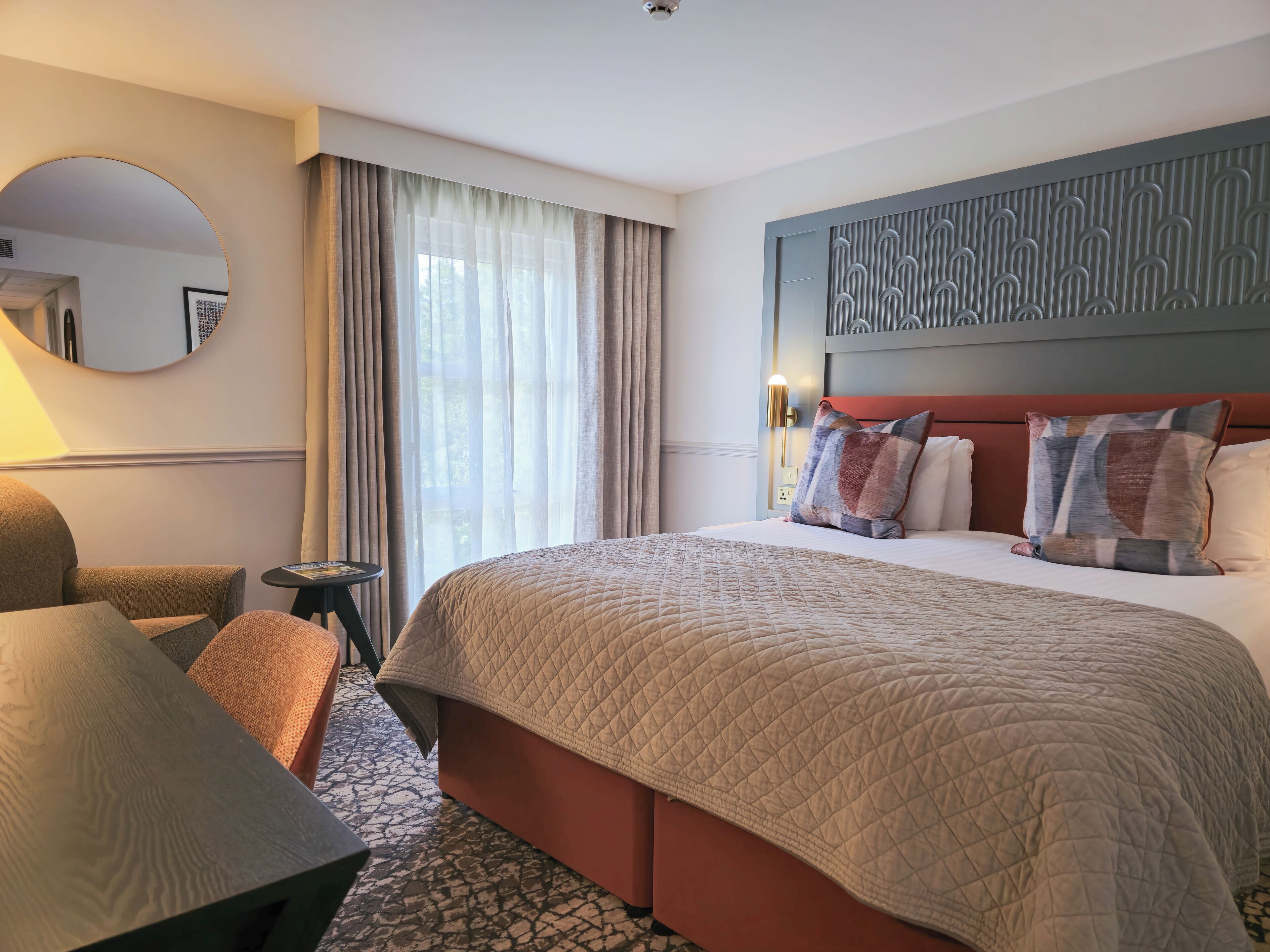 Neljän hengen executive-huone | Työpöytä, kannettavalle tietokoneelle sopiva työtila