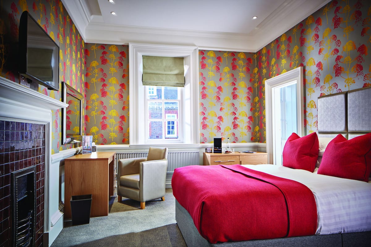 Comfy King Room | Egyptian cotton sheets, premium bedding, in-room safe, desk