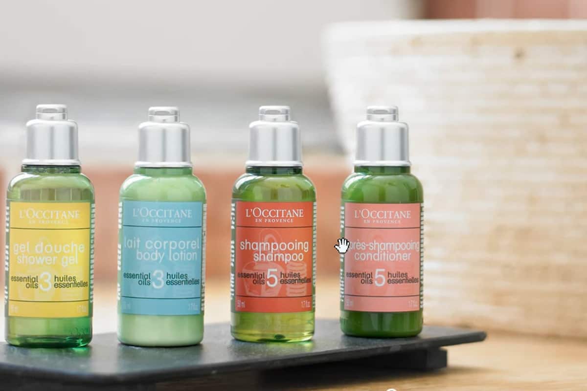 luxury super king room | bathroom | combined shower/bathtub, free toiletries, hair dryer, towels