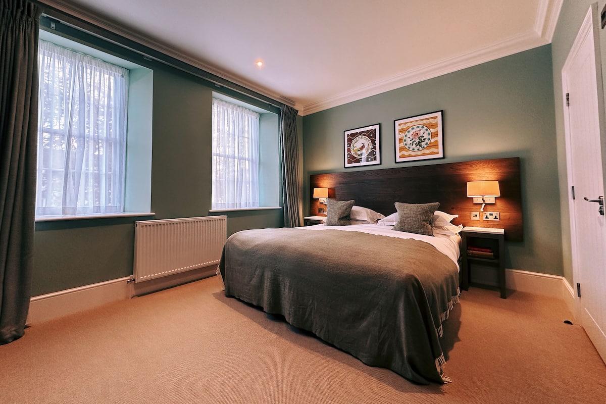 Comfy Double Room | เครื่องนอนป้องกันสารก่อภูมิแพ้, โต๊ะทำงาน, พื้นที่ทำงานแบบใช้แล็ปท็อป