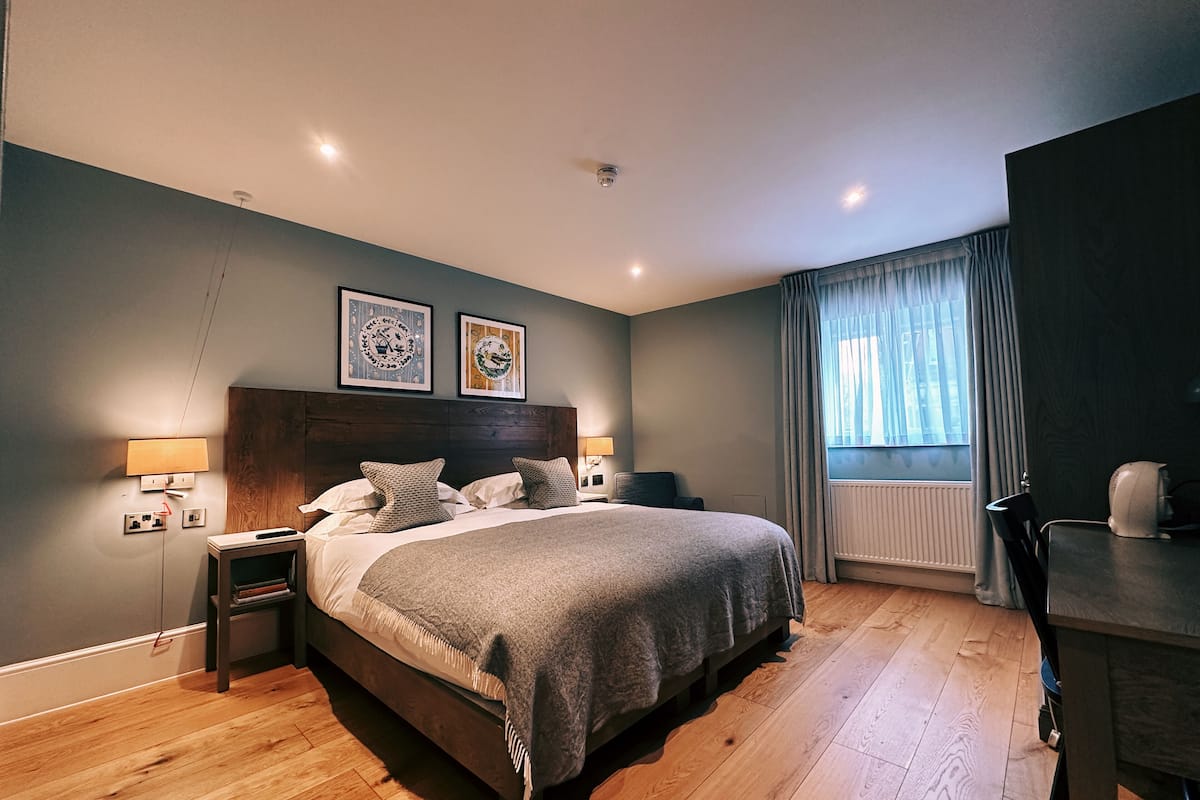 Accessible Biggy Double Room | เครื่องนอนป้องกันสารก่อภูมิแพ้, โต๊ะทำงาน, พื้นที่ทำงานแบบใช้แล็ปท็อป