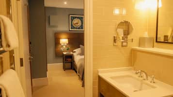 Cosy Double Room | Baño | Secadora de cabello y toallas