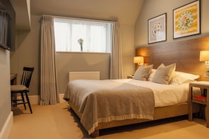 Hypo-allergenic bedding, desk, laptop workspace, iron/ironing board - The Georgian, Haslemere, Surrey (Haslemere)