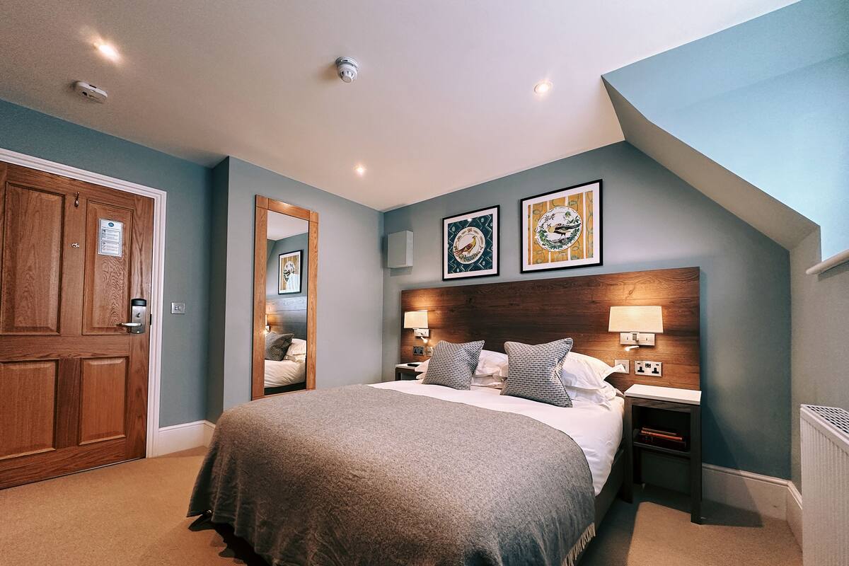 Cosy Double Room | เครื่องนอนป้องกันสารก่อภูมิแพ้, โต๊ะทำงาน, พื้นที่ทำงานแบบใช้แล็ปท็อป