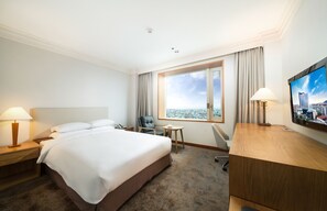 Minibar, coffres-forts dans les chambres, bureau, rideaux occultants