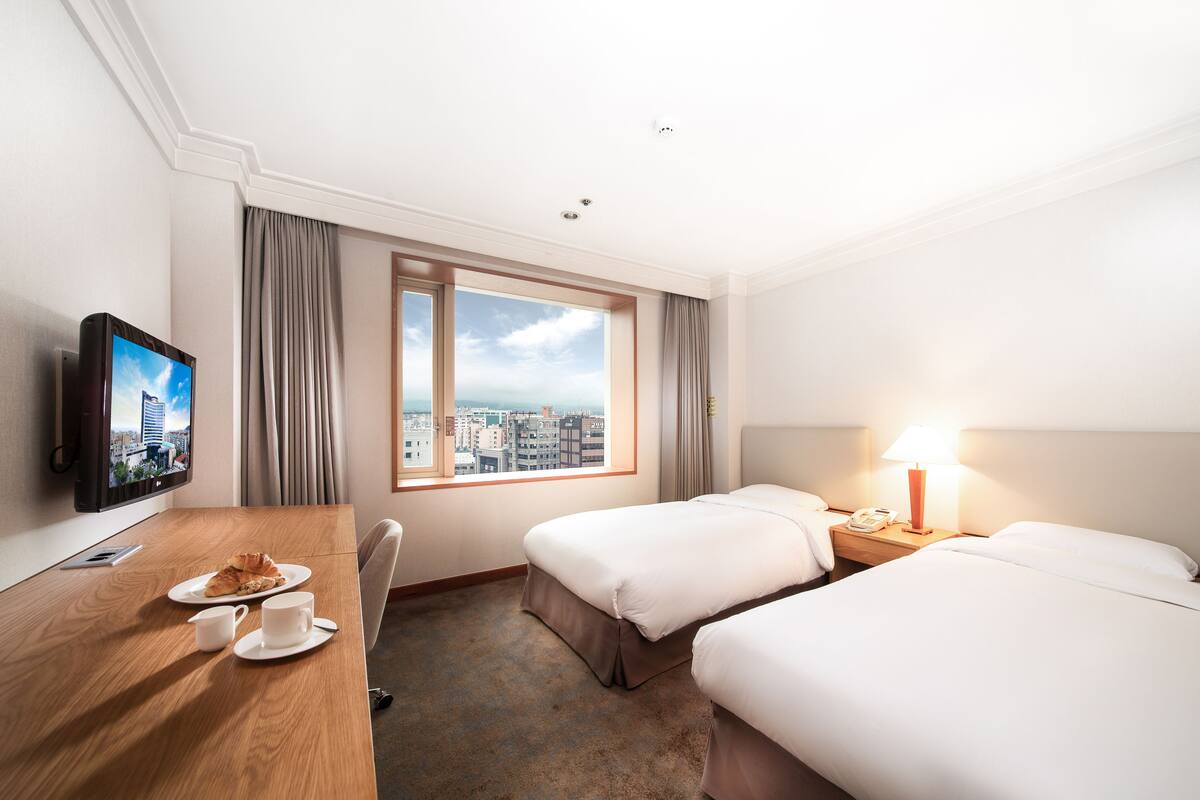 Een minibar, een kluis op de kamer, een bureau, verduisterende gordijnen
