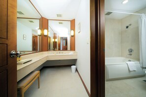 Combined shower/bathtub, deep-soaking bathtub, hair dryer, bathrobes - Jeju KAL Hotel (Jeju City)